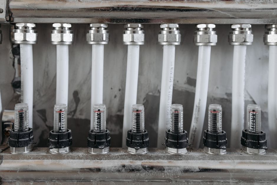 Internal flow sensor mechanism in a tankless water heater