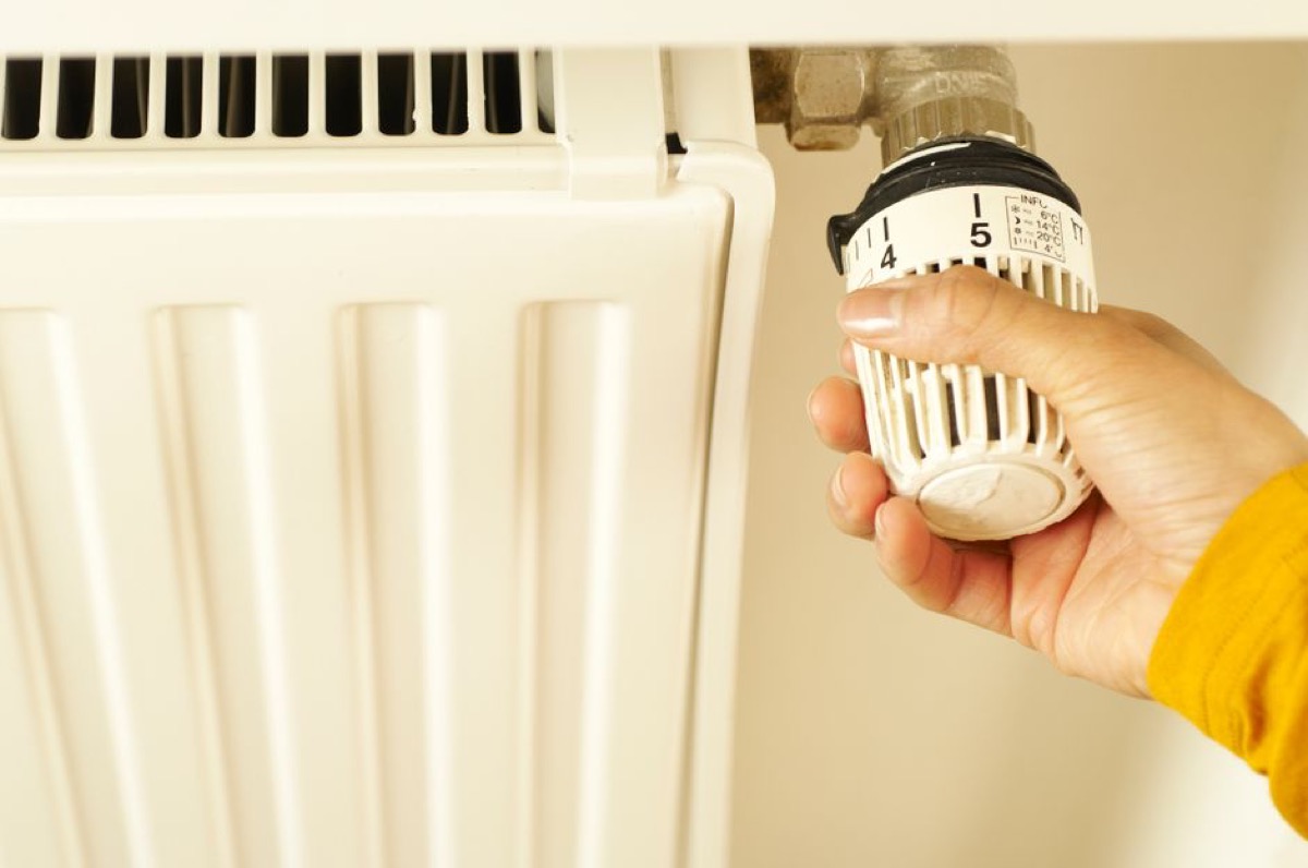 Hand adjusting thermostat for energy savings